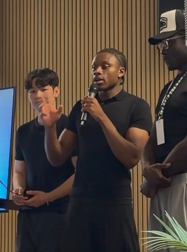 Yaw Boah auf der Bühne, mit Mikrofon in der Hand